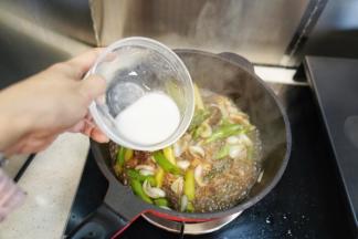 最后把5克生粉和20毫升清水搅拌均匀成水淀粉，倒入锅里翻炒均匀即可