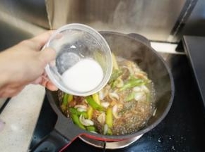 最后把5克生粉和20毫升清水搅拌均匀成水淀粉，倒入锅里翻炒均匀即可