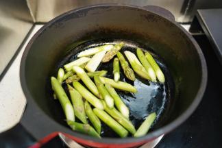热油锅后放入洗净去老皮斜刀切段的芦笋大火翻炒2分钟