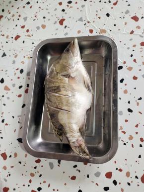 把臭鳜鱼提前拿出来解冻，再清洗一下，擦干水分备用！(这个臭鳜鱼商家提前腌制过，也改过花刀，不需要再另外腌制哦！)