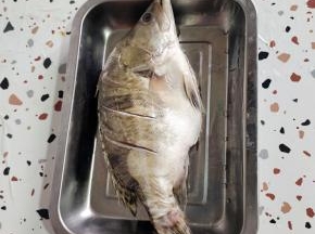 把臭鳜鱼提前拿出来解冻，再清洗一下，擦干水分备用！(这个臭鳜鱼商家提前腌制过，也改过花刀，不需要再另外腌制哦！)