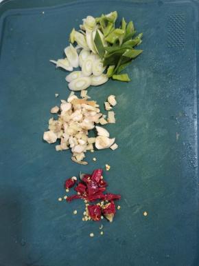 蒜瓣和生姜切成小丁。干辣椒切成段。葱切成小块备用！