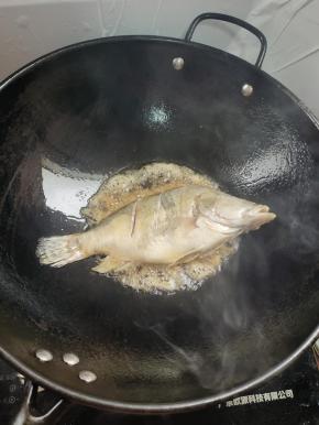 起锅烧油，把锅用油润一润，再放入臭鳜鱼中小火慢慢煎！