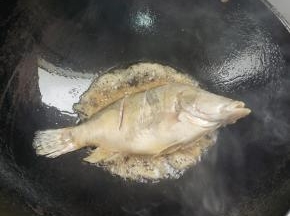 起锅烧油，把锅用油润一润，再放入臭鳜鱼中小火慢慢煎！