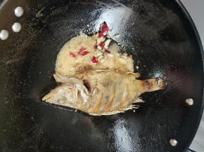 放入花椒，生姜，蒜瓣，干辣椒爆香！