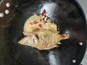 放入花椒，生姜，蒜瓣，干辣椒爆香！