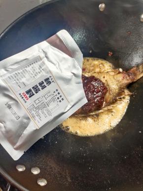 再放入一包买臭鳜鱼时自带的秘制酱料！