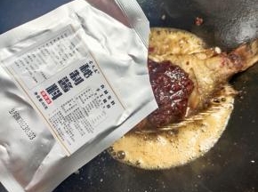 再放入一包买臭鳜鱼时自带的秘制酱料！