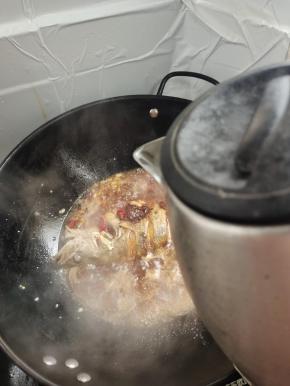 倒入适量的开水或者啤酒，没过鱼身即可！