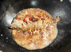 大火烧开后，再转小火继续煮10分钟左右！