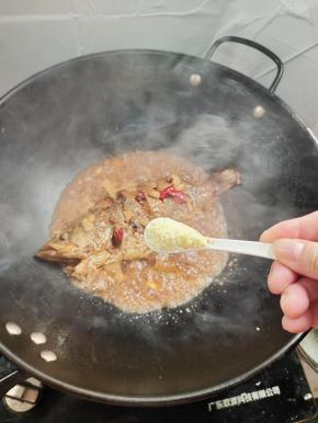 放入一勺鸡精调味！