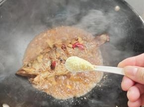 放入一勺鸡精调味！