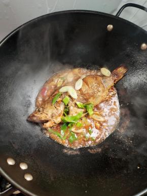 大火收汁儿，起锅前放入适量的葱花即可！