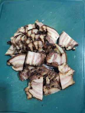 煮熟的腊肉切成薄片！