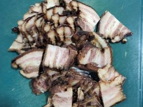 煮熟的腊肉切成薄片！