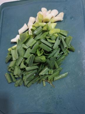 蒜苗洗净切成段备用！