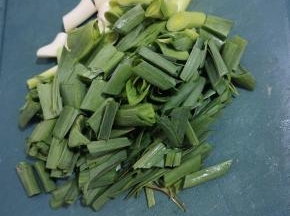 蒜苗洗净切成段备用！