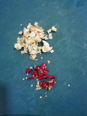 蒜瓣切成小块，生姜切成小丁，干辣椒切成段备用！