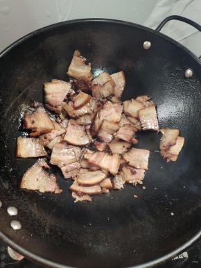 起锅烧油，放入腊肉煸炒出油脂！