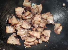 起锅烧油，放入腊肉煸炒出油脂！