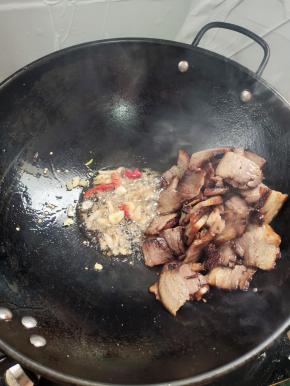 放入生姜，蒜瓣，干辣椒爆香！