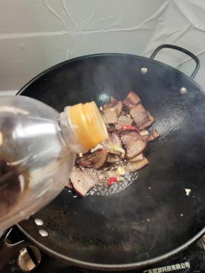 放入一勺生抽调色！