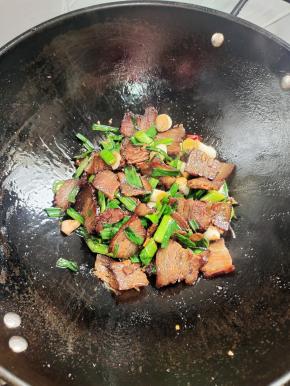 起锅前放入适量的味精翻炒均匀即可！