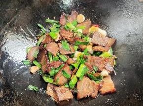 起锅前放入适量的味精翻炒均匀即可！