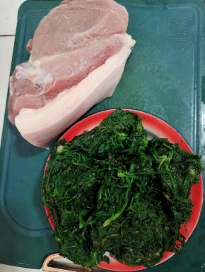 准备一块新鲜的猪肉，荠菜清洗干净，提前焯水备用！