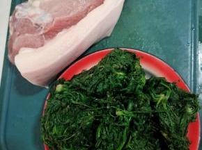 准备一块新鲜的猪肉，荠菜清洗干净，提前焯水备用！