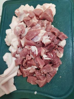猪肉清洗干净，去皮，切成小块！
