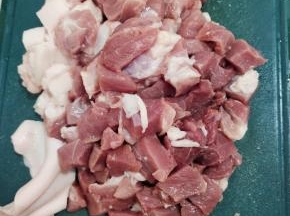 猪肉清洗干净，去皮，切成小块！