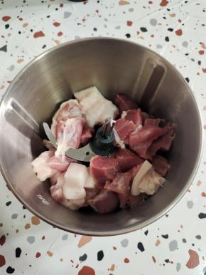 放入绞肉机中！(肉的量有点多，我分了三次放！)