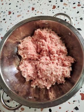 这是打好的猪肉馅儿！