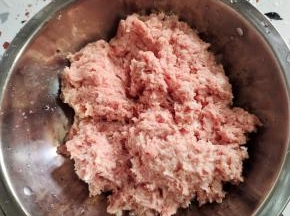 这是打好的猪肉馅儿！