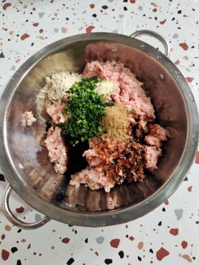 肉馅儿中放入盐，鸡精，白糖，胡椒粉，生抽，老抽，十三香，蚝油，撒点葱花！