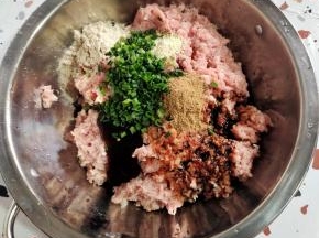 肉馅儿中放入盐，鸡精，白糖，胡椒粉，生抽，老抽，十三香，蚝油，撒点葱花！