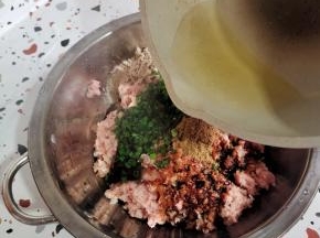 淋上热油！激发出葱花的香味儿！