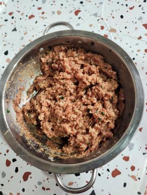 继续搅拌肉馅，搅拌至有粘性即可！