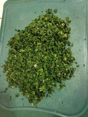 焯好水的荠菜切成末！