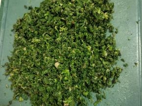 焯好水的荠菜切成末！