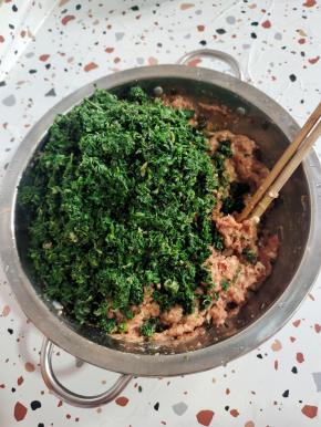 放入搅拌好的肉馅中，继续充分搅拌2分钟左右就可以了！