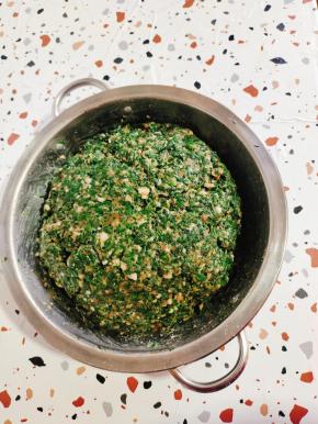 搅拌好的荠菜猪肉馅儿放入冰箱冷藏半个小时！