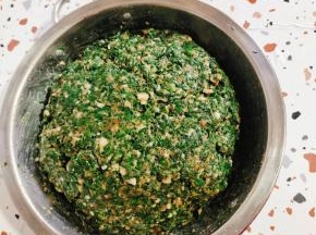 搅拌好的荠菜猪肉馅儿放入冰箱冷藏半个小时！