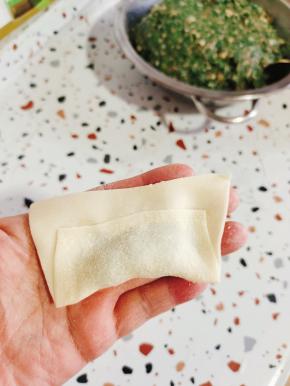 对折，三个边缘处捏紧！