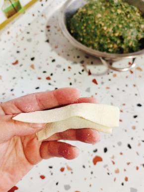 再把上面预留的部分，对折过来！