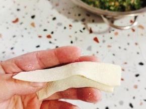再把上面预留的部分，对折过来！