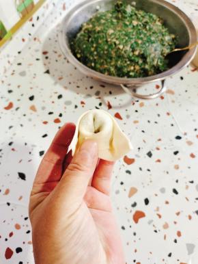 向下弯曲，把两头对接，捏紧即可！