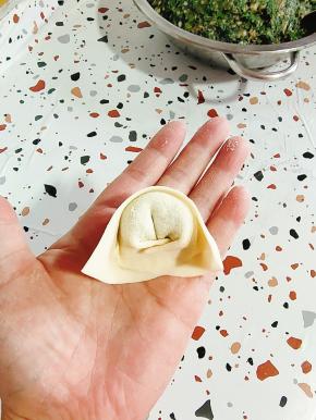一个可爱的元宝饺子就包好了！