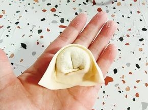 一个可爱的元宝饺子就包好了！